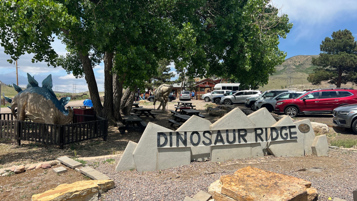 Dinosaur Ridge Main Visitor Center with picnic benches outside